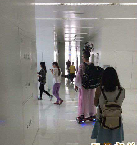 "Tiên nữ giáng trần?!".