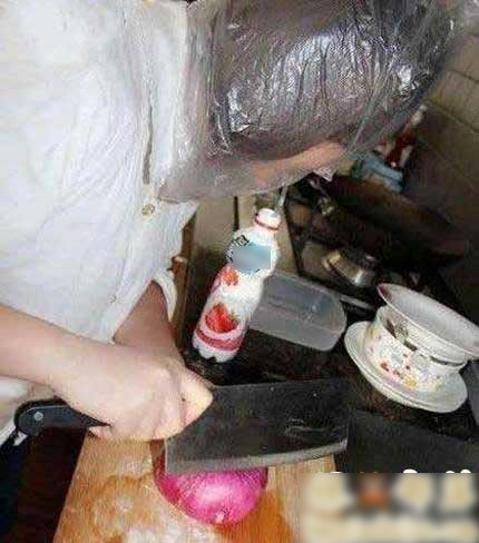 Để không cay mắt khi thái hành.