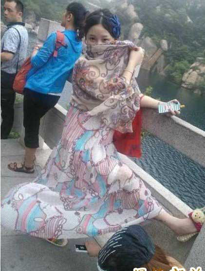 Tạo dáng "lạ" để bạn chụp hình.