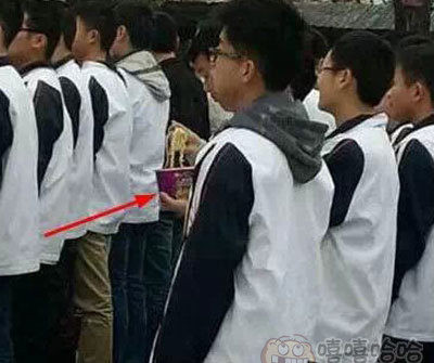 Tranh thủ làm bát mì tôm cho ấm bụng.