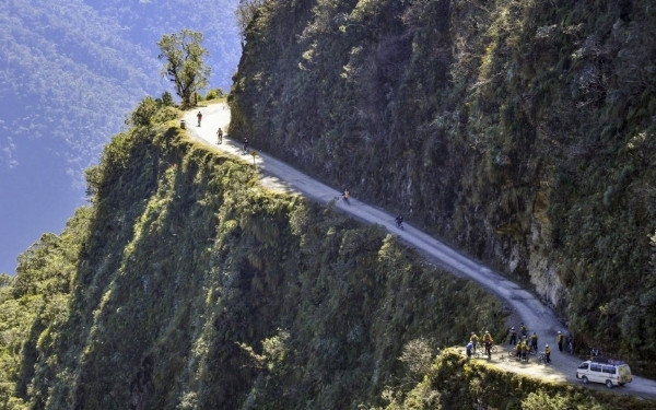 5. Đường Yungas - Bolivia. Theo hiệp hội an toàn đường bộ quốc tế, mỗi năm có khoảng 200 người bỏ mạng trên con đường Yungas. Con đường kéo dài 61km, nối liền hai vùng La Paz và Coroico Yungas còn được gọi với cái tên "con đường chết", số lượng những điểm tưởng niệm và các cây thánh giá khiến nơi đây trông giống một nghĩa trang hơn là một đường quốc lộ. Phần lớn mặt đường chỉ rộng khoảng 3,2m, nằm ở độ cao 600m so với mực nước biển, hoàn toàn không có dải phân cách và đã vô cùng xuống cấp. Vào những ngày sương mù, tầm nhìn giảm sút, nguy cơ tai nạn thậm chí còn cao hơn.
