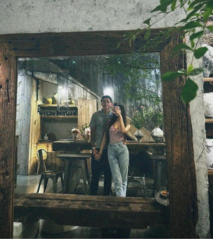 Dĩ nhiên, không thể thiếu khoảnh khắc lãng mạn của cặp đôi đẹp nhất nhì làng bóng đá Việt Nam. Ảnh: FBNV