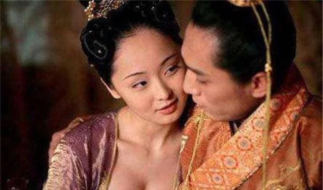 - Một là cần phải duy trì một phong thái trang nghiêm. Sau khi học hệ thống Hán tự, những thê thiếp được tuyển vào cung phải có những quy tắc tương ứng về đi lại và nói năng.
