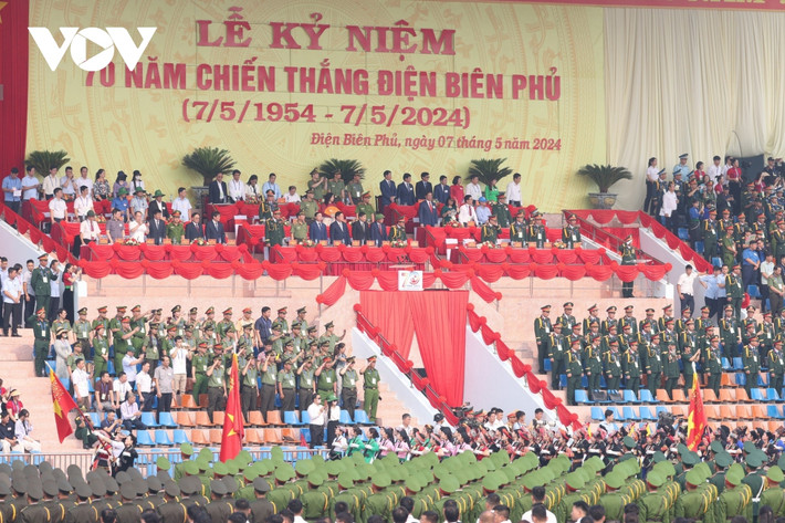 Dự Chương trình tổng duyệt diễu binh, diễu hành kỷ niệm 70 năm Chiến thắng Điện Biên Phủ có sự tham dự của Trưởng Ban Tuyên giáo Trung ương Nguyễn Trọng Nghĩa; Phó Thủ tướng Trần Hồng Hà; Bộ trưởng Bộ VHTTDL Nguyễn Văn Hùng; Thượng tướng Trần Quốc Tỏ, Thứ trưởng Bộ Công an; Thượng tướng Võ Minh Lương, Thứ trưởng Bộ Quốc phòng; ông Phan Xuân Thủy, Phó Trưởng Ban Tuyên giáo Trung ương; Bí thư tỉnh ủy Điện Biên Trần Quốc Cường; ông Nguyễn Sỹ Hiệp, Phó Chủ nhiệm VPCP; ông Nguyễn Thanh Lâm, Thứ trưởng Bộ TT&TT... và lãnh đạo các ban, bộ, ngành Trung ương và địa phương.