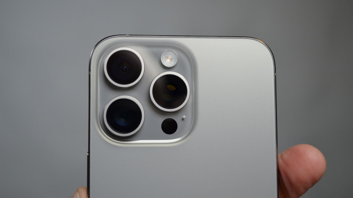 Về hiệu năng và thông số kỹ thuật, Jeff Pu cho biết: iPhone 17 và iPhone 17 Slim: 8GB RAM, chip A18 hoặc A19; iPhone 17 Pro và iPhone 17 Pro Max: 12GB RAM, chip A19 Pro