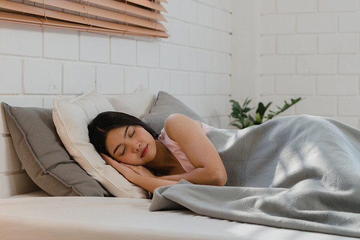 Về phần "sáng không kể giấc mơ", đây là một phong tục phản ánh quan niệm về giấc mơ trong văn hóa dân gian. Người xưa tin rằng, giấc mơ không chỉ là những trải nghiệm tâm linh mà còn được coi là điềm báo, dấu hiệu từ thế giới bên kia.