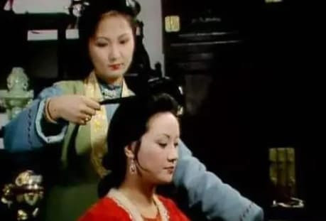 Người xưa tin rằng, vào buổi tối, không nên chải tóc vì đó là thời điểm cần để tâm hồn nghỉ ngơi, không nên quá chú trọng vào việc chăm sóc bề ngoài.
