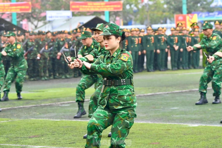 Đồng diễn võ chiến đấu với dao găm. Với cấu trúc đơn giản gọn nhẹ, dễ cất giấu, sử dụng, dao găm là loại vũ khí có hiệu quả chiến đấu cao, đặc biệt trong các trường hợp đánh gần, đánh nhiều đối tượng, đánh đối kháng.