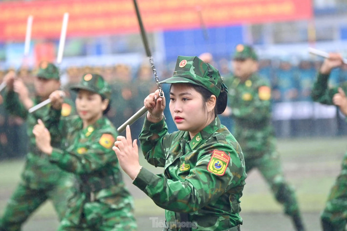 Việc sử dụng thành thạo côn nhị khúc với những đường đánh linh hoạt, bất ngờ, biến hóa, đánh bằng cả 2 tay, đánh trên 4 phương, 8 hướng; đổi hướng tấn công nhanh giúp cán bộ, chiến sĩ Bộ đội Biên phòng nhanh chóng khống chế đối tượng, đặc biệt là các loại tội phạm nguy hiểm.