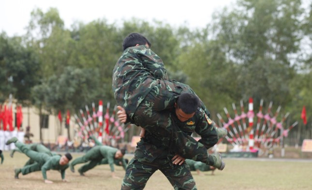 Theo Trung tá Phạm Trung Quận - Bí thư Đảng ủy, Chính ủy Trung đoàn BB 101, trong Tháng Thanh niên, Đoàn Thanh niên của Trung đoàn nâng cao chất lượng huấn luyện, sẵn sàng chiến đấu, hoàn thành xuất sắc nhiệm vụ. Ảnh: Nguyễn Thắng