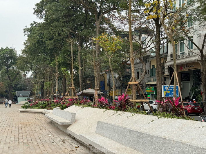 Sau khi được cải tạo, dư luận xôn xao khi vườn hoa xuất hiện nhiều khối bê tông, lấn át các không gian cây xanh. Tiếp thu ý kiến người dân, lãnh đạo quận Ba Đình quyết định chỉnh sửa một số hạng mục chưa phù hợp với cảnh quan kiến trúc.