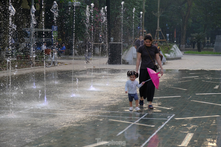 Các bậc phụ huynh quanh khu vực quận Hoàn Kiếm, Ba Đình (Hà Nội) yên tâm hơn khi có khuôn viên mới giúp các con thay đổi không khí, đồng thời nhắc nhở nhau mang theo khăn lau khô để chúng không bị cảm lạnh.