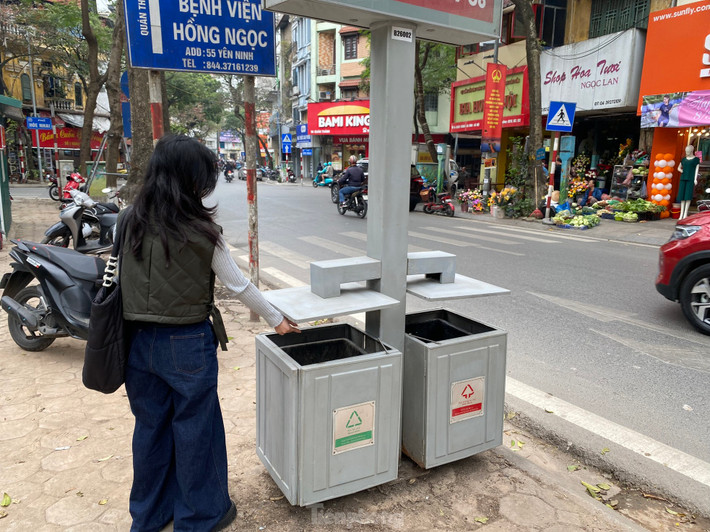 Nhiều thùng rác được sắp xếp để người dân nâng cao ý thức bảo vệ môi trường.
