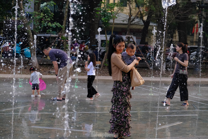 Chị Minh Anh - trú tại quận Hoàn Kiếm - cho biết: "Sinh ra và lớn lên ở Hà Nội nên tôi nhận thấy sự khác biệt rất rõ ràng của Vườn hoa Vạn Xuân sau khi cải tạo. Nơi đây sẽ trở thành một điểm đến vui chơi cho trẻ con sau giờ học căng thẳng, giúp các cháu có mong muốn vận động ngoài trời nhiều hơn thay vì ở nhà giải trí bằng điện thoại thông minh".