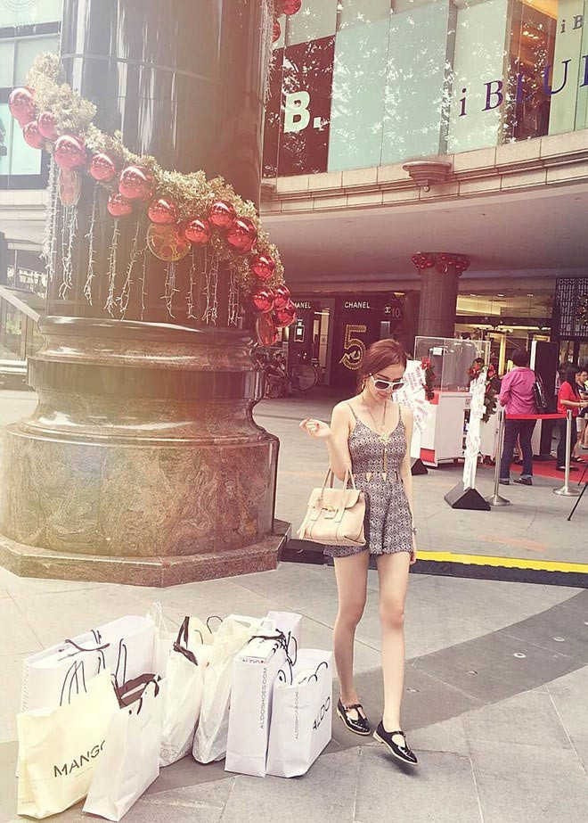 Một ngày khác, Phương Trinh thu hút sự chú ý trên đường phố Singapore khi diện váy hai dây ngắn sexy. Cô tạo dáng chụp hình bên đồng đồ hàng hiệu mới tậu.