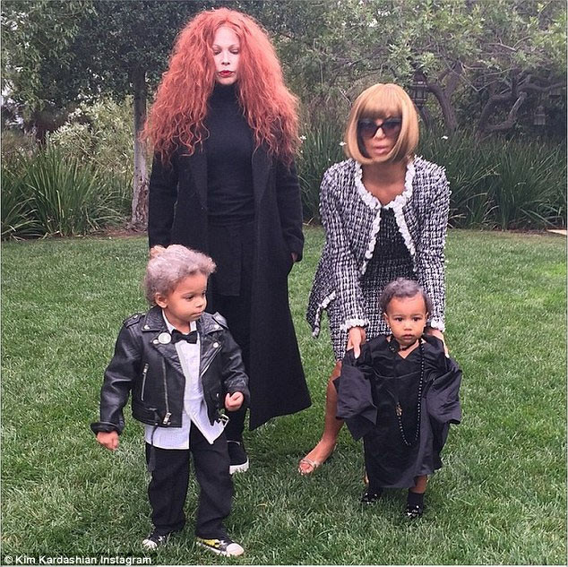 Trang phục Halloween thứ hai của Kim Kardashian là hóa trang thành bà Anna Wintour, tổng biên tập tờ Vogue Mỹ còn con gái North lại mặc trang phục giống với biên ập Andre Talley.