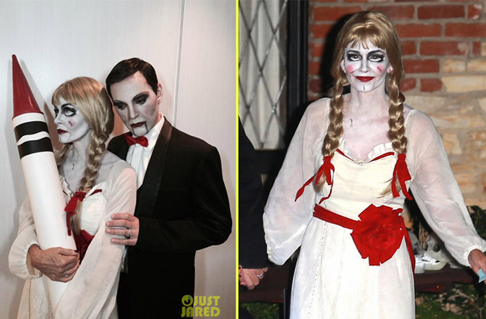 Courteney Cox hóa thành búp bê ma quái Annabelle tới dự tiệc Halloween ở nhà Kate Hudson.