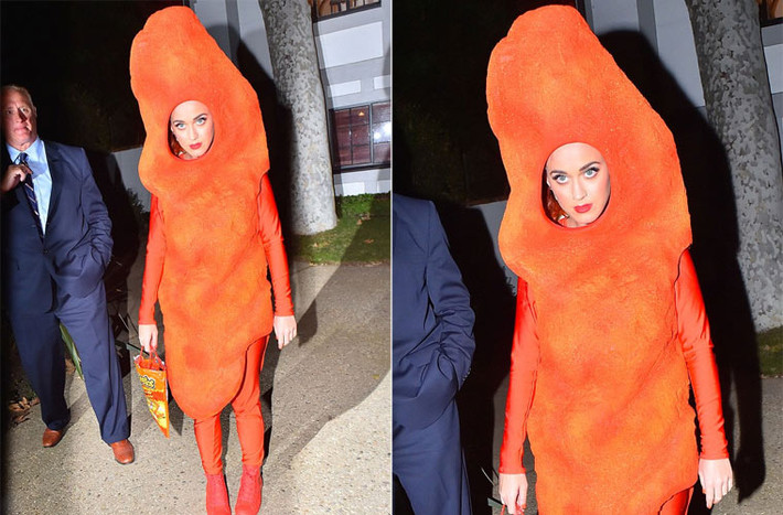 Katy Perry hóa thành chiếc bánh pho mát khổng lồ đi dự tiệc Halloween tại nhà Kate Hudson.