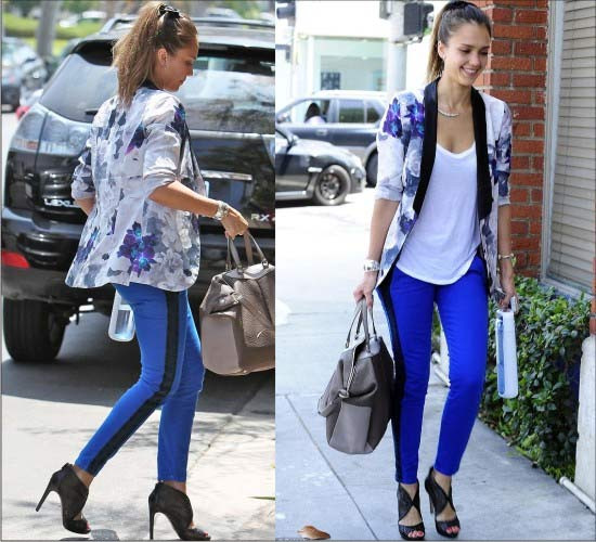 Nữ diễn viên 33 tuổi trẻ trung với áo blazer hoa xanh trắng, quần ôm sát xanh pha đen, giày cao gót màu đen.