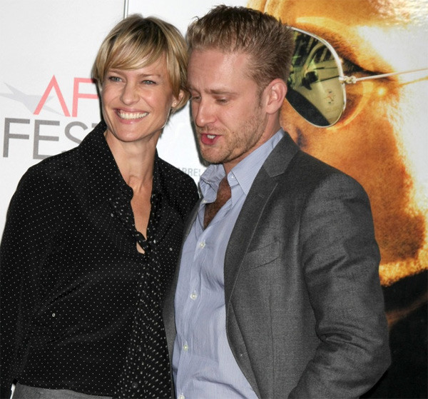 Sau cuộc hôn nhân kéo dài với ngôi sao Hollywood Sean Penn, nữ diễn viên Robin Wright bắt đầu hẹn hò với nam đồng nghiệp Ben Foster kém cô 14 tuổi vào năm 2012 và đến tháng 1/2014 họ vui mừng thông báo đã đính hôn.