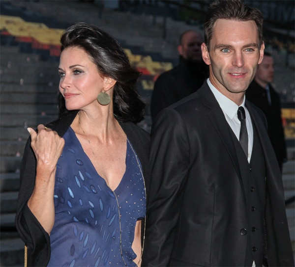 Ngôi sao phim truyền hình Courteney Cox chia tay chồng cũ, David Arquette, kém cô 8 tuổi một thời gian thì lại quen với tay guitar của ban nhạc Snow Patrol, Johnny McDaid vào cuối năm 2013. Tình mới của Cox cũng là anh chàng “phi công” kém cô tới 13 tuổi và họ vừa tuyên bố đã đính hôn.