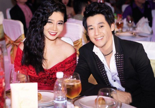 Mai Phương: Tay trong tay tại các cuộc vui, đi Thái Lan du lịch cùng nhau nhưng Phùng Ngọc Huy không thừa nhận đang hẹn hò với diễn viên Mai Phương. Thậm chí, anh từng nói , hai người đi với nhau để PR hình ảnh. Trên thực tế, theo nguồn tin thân cận, Phùng Ngọc Huy - Mai Phương vẫn rất gắn bó. Cặp đôi còn cùng quan tâm, chăm sóc một bé gái cũng mang họ Phùng.