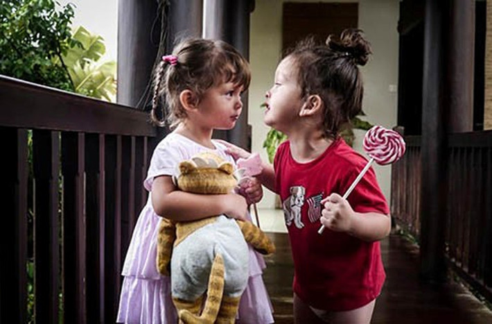 Hồng Nhung chia sẻ những khoảnh khắc không thể đáng yêu hơn của cặp song sinh đáng yêu Tôm và Tép.