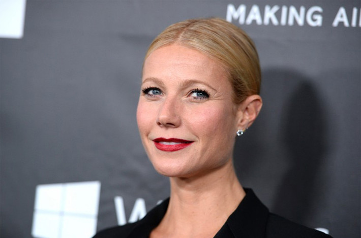 Gwyneth Paltrow từng là một blogger thời trang tuy nhiên website Goop của cô lại nhiều lần gây tranh luận gay gắt bởi những ý kiến riêng của cô về nhiều vấn đề liên quan tới phụ nữ. Goop còn là nơi nữ diễn viên đoạt giải Oscar đăng những thông tin về lối sống xa hoa mà chỉ các sao hạng A mới có thể với tới. Tuy nhiên, blog của Gwyneth vẫn luôn là một website được quan tâm và nổi tiếng.