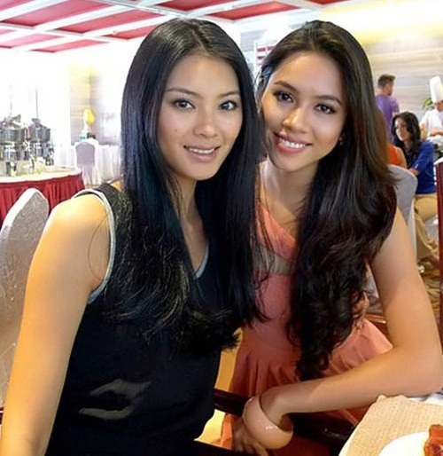 Hoàng My cũng tươi tắn không kém Hoa hậu Thế giới 2012. Cả hai thậm chí có đường nét hao hao giống nhau trên gương mặt.