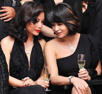 Trương Ngọc Ánh liên tục trò chuyện cùng Kim Hye Soo suốt buổi gặp mặt. So về độ nóng bỏng lẫn mặn mà, "bà trùm Hương Ga" luôn vượt mặt cô nàng họ Kim.