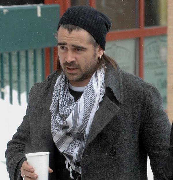 Mái tóc của Colin Farrell luôn bóng dầu vì ít tắm gội và trên miệng nam diễn viên 38 tuổi này không bao giờ thiếu điếu thuốc.