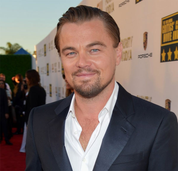 Nam tài tử lừng danh Leonardo DiCaprio cũng bị liệt vào danh sách những ngôi sao ở bẩn. Nam diễn viên 39 tuổi chỉ tắm tuần 1-2 lần với lập luận để tiết kiệm nguồn nước, bảo vệ môi trường. Không những thế dù bị “viêm cánh” nhưng anh lại không chịu dùng lăn nách khử mùi vì anh khẳng định hóa chất đó không tự nhiên và không tốt cho sức khỏe.