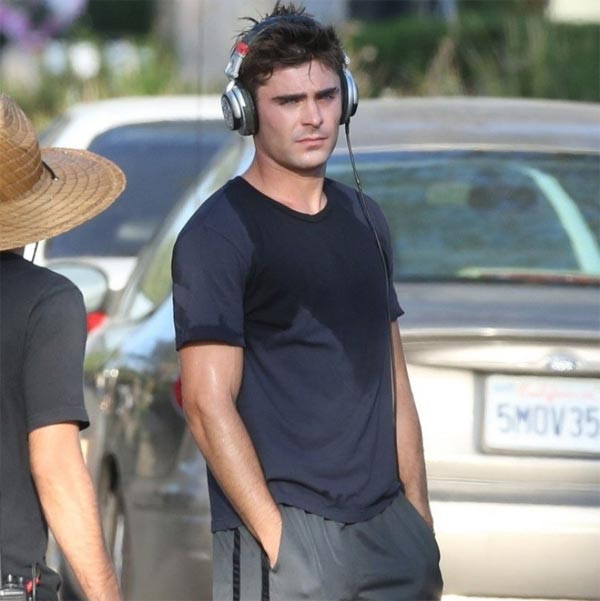 Có vẻ như anh chàng diễn viên điển trai Zac Efron không hoàn hảo như mọi người vẫn nghĩ. Mặc dù sở hữu thân hình và khuôn mặt đẹp như búp bê Ken, nhưng cơ thể của anh lại luôn bốc mùi bởi lười tắm. Sau khi chơi thể thao ngôi sao 27 tuổi ít khi tắm mà chỉ lau chùi người trong khi anh lại là người nhiều mồ hôi.