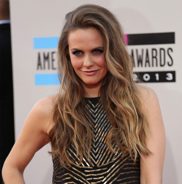 Nữ diễn viên Alicia Silverstone sinh con trai Bear Blue vào tháng 5/2011. Ngoài cái tên không giống ai cô đặt cho con mình, ngôi sao 38 tuổi còn có cách chăm con rất kỳ quặc. Cô thừa nhận mình thường cho con ăn kiểu chim mớm mồi, cho thức ăn vào miệng mẹ rồi truyền sang cho con.