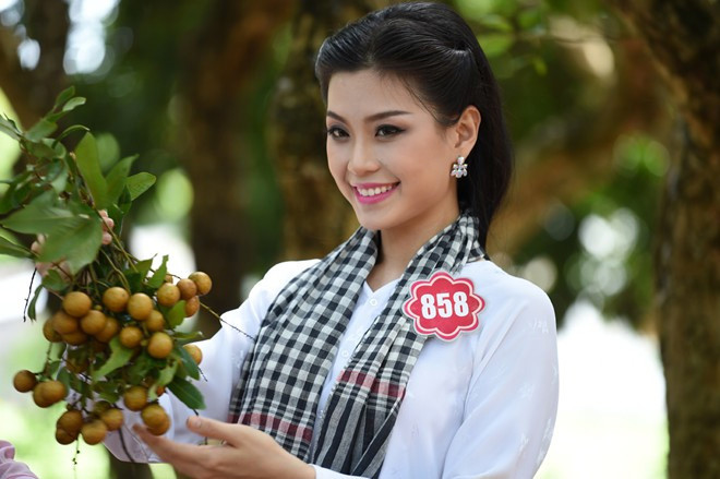 Cùng với Xuân Mai, Nguyễn Lâm Diễm Trang cũng là thí sinh được sự chú ý của truyền thông. Người đẹp sinh năm 1991 từng đoạt danh hiệu Miss Teen 2010, Nữ hoàng cà phê 2013. Sau khi giành giải nhất cuộc thi nhan sắc dành cho tuổi mới lớn, Diễm Trang hoạt động nghệ thuật khá tích cực ở lĩnh vực mẫu ảnh, MC, diễn viên. Không chỉ xinh đẹp, Diễm Trang còn là một cô gái năng động khi là đại sứ Diễn đàn trẻ Châu Á Thái Bình Dương 2011 và là đại biểu đoàn Việt Nam tham dự Tàu Thanh niên Đông Nam Á 2012.