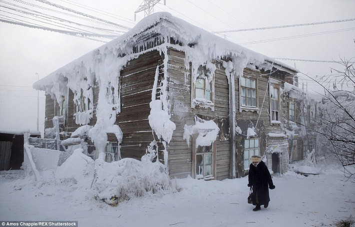 Làng Oymyakon (Nga): Ngôi làng Oymyakon xa xôi được biết đến là nơi lạnh lẽo nhất có người sinh sống trên thế giới. Nơi đây chỉ có dân số 500 người, họ sống trong bóng tối 21 giờ một ngày với nhiệt độ trung bình thấp khủng khiếp, rơi vào khoảng -58 độ. Ở Oymyakon, do khí hậu quá lạnh nên người dân không thể trồng trọt mà chỉ có thể sống bằng việc ăn thịt tuần lộc, cá đông lạnh và mì ống.Hệ thống ống nước trong nhà cũng khó có thể sử dụng khi nước đóng băng. Để tham quan làng Oymyakonm, du khách phải bay từ Yakutsk hoặc Magadan (Moskva), vượt qua cuộc hành trình dài 900km mới đến được ngôi làng này. Đặc biệt, đường thành phố dẫn đến Oymyakon được gọi là "Con đường xương", một trong những con đường nguy hiểm nhất hành tinh.