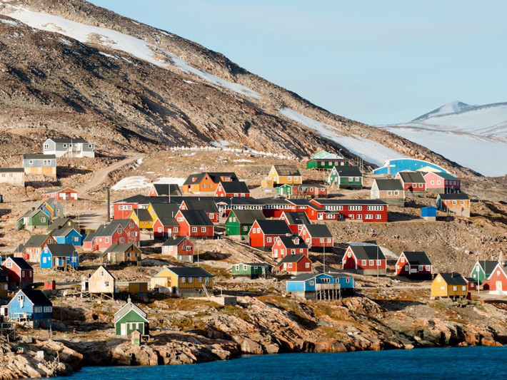 Thị trấn Ittoqqortoormiit (Greenland): Được thành lập vào năm 1925 bởi những cư dân đến từ Tasiilaq và miền đông đất nước Greenland, thị trấn Ittoqqortoormiit là nơi xa xôi nhất thế giới có người dân đất nước Greenland sinh sống. Thị trấn xinh đẹp này là nơi tuyệt vời để đi trượt tuyết và cắm trại, tuy nhiên vị trí đặc biệt của nó đã gây trở ngại cho bất kỳ hình thức du lịch nào. Để đến Ittoqqortoormiit, du khách bắt buộc phải đi trực thăng từ sân bay đến thị trấn vì không có một tuyến đường nào khác dẫn đến nơi này. Thậm chí, hàng năm thị trấn có hơn chín tháng không thể giao lưu với thế giới bên ngoài do băng tuyết.