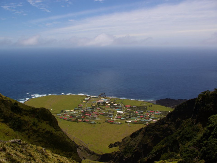 Đảo Tristan da Cunha: Hòn đảo đặc biệt này có 258 cư dân nhưng chỉ được đặt theo 9 cái tên cố định. Người dân địa phương ở đảo Tristan da Cunha có nguồn gốc từ nhiều quốc gia khác nhau trên thế giới như Scotland, Anh, St Helian, Nam Phi, Mỹ, Hà Lan, Ý và Ailen. Chính vì vậy, tuy người dân nơi đây giao tiếp bằng tiếng Anh, họ cũng đã phát minh ra một ngôn ngữ riêng đặc trưng của vùng đất này. Để ghé thăm đảo Tristan da Cunha, du khách phải đi ba trạm tàu thủy và vượt qua hành trình dài 2.790km đầy gian nan trên biển.