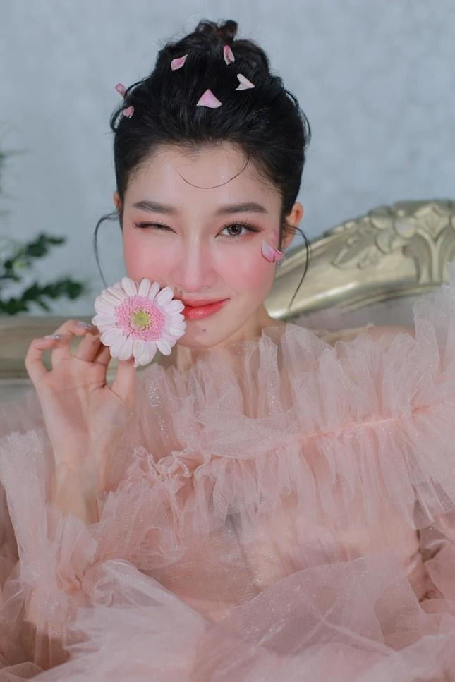 Thời gian gần đây, Á hậu Phương Nhi ngày càng đi theo hình ảnh quý phái, lộng lẫy với những bộ váy áo sang chảnh. Mỗi lần xuất hiện trên thảm đỏ, nàng hậu đều là tâm điểm chú ý vì nhan sắc rực rỡ của mình.