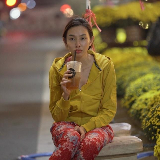 Hình ảnh Phương Nhi đồ bộ cũng làm khán giả nhớ tới một nàng hậu khác của nhà Sen Vàng là Hoa hậu Thùy Tiên. Hoa hậu Hòa bình Quốc tế 2021 rất xứng đáng trở thành “Nữ hoàng đồ bộ” khi cô đã nhiều lần mặc trang phục giản dị này. Thùy Tiên đã có hai lần diện đồ bộ trong show Đu Đêm, nơi cô hóa thân vào những người lao động mưu sinh ban đêm để hiểu hơn nỗi cơ cực của họ.