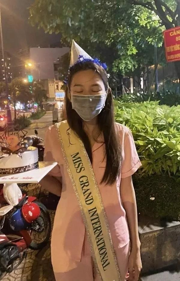 Một lần khác, Thùy Tiên cũng đã diện bộ đồ màu hồng đáng yêu để xuống đường đón sinh nhật bất ngờ cùng fan. Hình ảnh nàng hậu mặt mộc, mặc bộ đồ ngủ đeo dải sash do fan tự làm đã mang lại một Thùy Tiên gần gũi, dễ thương khác hẳn với Thùy Tiên kiêu sa trong các sự kiện.