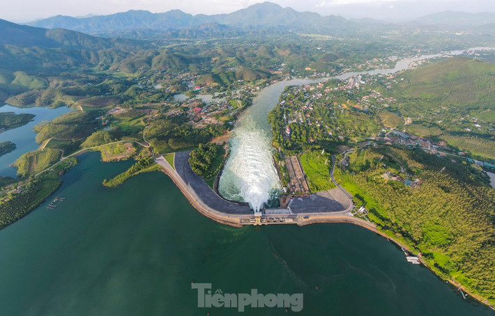 br/> Các địa phương vùng hạ du như thị trấn Thác Bà, xã Hán Đà, Đại Minh, nước đã rút sâu khoảng 1m so với ngày 11/9. Mực nước hồ Thác Bà cũng giảm mạnh so với những ngày trước. Số liệu đến 22h ngày 12/9 là 59,14m, rút gần 1m so với ngày 11/9.