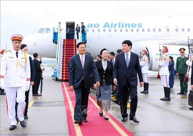 Sáng 10/9, chuyên cơ chở Tổng Bí thư Ban Chấp hành Trung ương Đảng Nhân dân Cách mạng Lào, Chủ tịch nước Cộng hòa Dân chủ Nhân dân Lào, Thongloun Sisoulith và Phu nhân cùng đoàn đại biểu cấp cao Đảng, Nhà nước Lào đã tới sân bay Quốc tế Nội bài, Hà Nội, bắt đầu các hoạt động thăm cấp nhà nước tới Việt Nam theo lời mời của Tổng Bí thư, Chủ tịch nước Tô Lâm và phu nhân. Ảnh: TTXVN