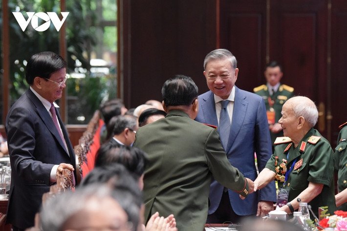 Chiều 11/9, Tổng Bí thư, Chủ tịch nước Tô Lâm cùng Tổng Bí thư, Chủ tịch nước Lào Thongloun Sisoulith gặp mặt các cựu quân tình nguyện, chuyên gia, lưu học sinh Việt Nam tại Lào và thế hệ trẻ hai nước. Buổi gặp diễn ra trong không khí ấm áp, thắm tình hữu nghị Việt Nam - Lào.