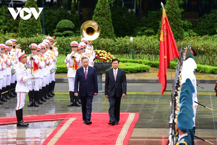 Tiếp nối thành công chuyến thăm chính thức Lào của Chủ tịch nước Tô Lâm hồi tháng 7 sau khi nhậm chức, chuyến thăm lần này của Tổng Bí thư, Chủ tịch nước Lào Thongloun Sisoulith và phu nhân tiếp tục củng cố quan hệ hữu nghị và đoàn kết đặc biệt giữa hai Đảng, hai nước và nhân dân Lào-Việt Nam.