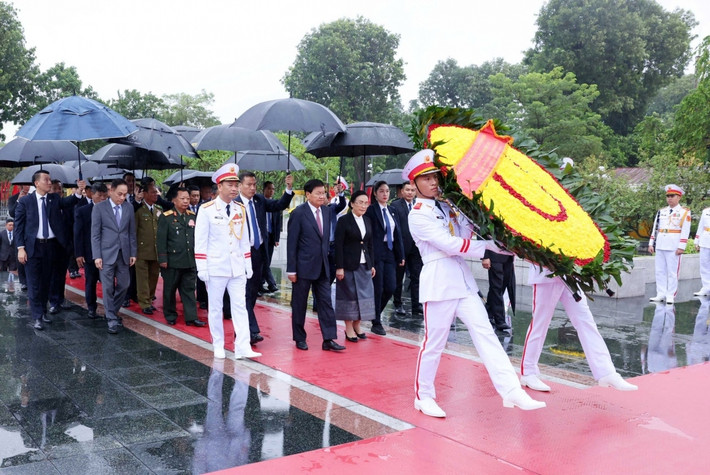 Cũng trong sáng 11/9, Tổng Bí thư, Chủ tịch nước Lào Thongloun Sisoulith và phu nhân đã đến đặt vòng hoa tưởng niệm các anh hùng liệt sĩ tại Ðài tưởng niệm các Anh hùng liệt sĩ. Vòng hoa của đoàn mang dòng chữ: "Đời đời ghi nhớ chiến công của các chiến sĩ cách mạng Việt Nam".