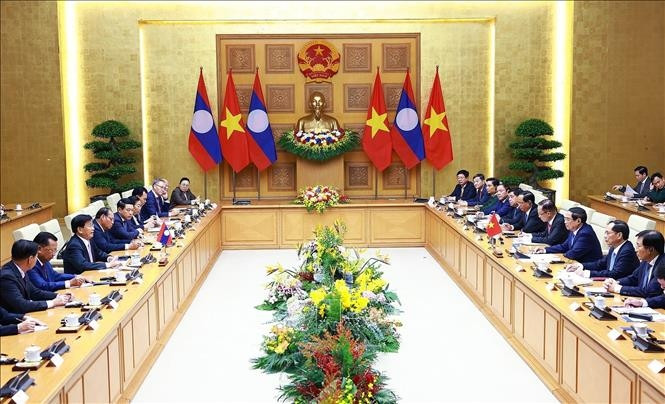 Hai nhà lãnh đạo nhất trí tập trung tháo gỡ vướng mắc trong việc triển khai các dự án quan trọng; tiếp tục quan tâm, đẩy mạnh hợp tác giáo dục, văn hóa, du lịch, ngân hàng, lao động và giao lưu nhân dân. Ảnh: TTXVN