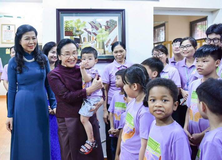 Trong khuôn khổ chuyến thăm, chiều 10/9 tại Hà Nội, phu nhân Tổng Bí thư, Chủ tịch nước Tô Lâm, bà Ngô Phương Ly và phu nhân Tổng Bí thư, Chủ tịch nước Lào Thongloun Sisoulith, bà Naly Sisoulith đã đến thăm Làng trẻ em Birla, Hà Nội. Sau hơn 30 năm hoạt động, Làng trẻ em Birla Hà Nội đã tiếp nhận hơn 500 lượt trẻ có hoàn cảnh đặc biệt vào chăm sóc, nuôi dưỡng, các em được học tập và tham gia các phong trào văn hóa, văn nghệ, thể dục, thể thao; tư vấn hướng nghiệp, kết nối việc làm để các em ổn định cuộc sống, tái hòa nhập cộng đồng.