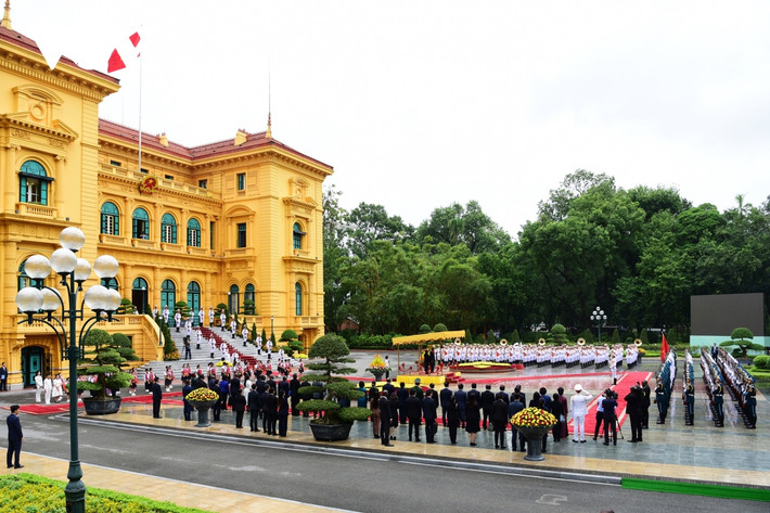 Trong sáng 10/9 Lễ đón chính thức Tổng Bí thư, Chủ tịch nước Thongloun Sisoulith cùng phu nhân và Đoàn đại biểu cấp cao Đảng, Nhà nước Lào được tổ chức trọng thể tại Phủ Chủ tịch theo nghi thức cao nhất dành cho nguyên thủ quốc gia với 21 loạt đại bác chào mừng; Tổng Bí thư, Chủ tịch nước Tô Lâm và phu nhân chủ trì lễ đón.