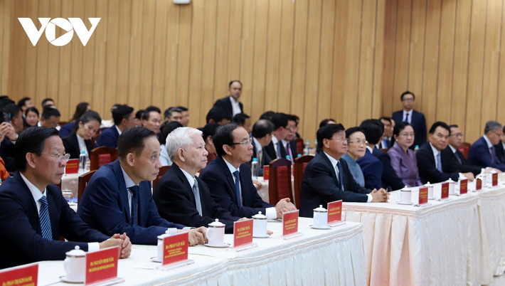 Cùng dự với Tổng Bí thư, Chủ tịch nước Lào Thongloun Sisoulith và phu nhân có nguyên Chủ tịch nước Nguyễn Minh Triết, Bí thư Thành ủy TP.HCM Nguyễn Văn Nên…